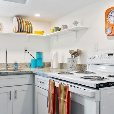 That 70'S Themed Apt Close To Coffee, Food + Shops Tampa Extérieur photo