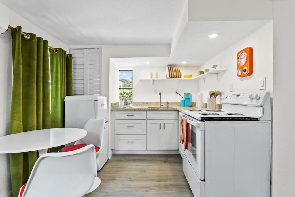 That 70'S Themed Apt Close To Coffee, Food + Shops Tampa Extérieur photo