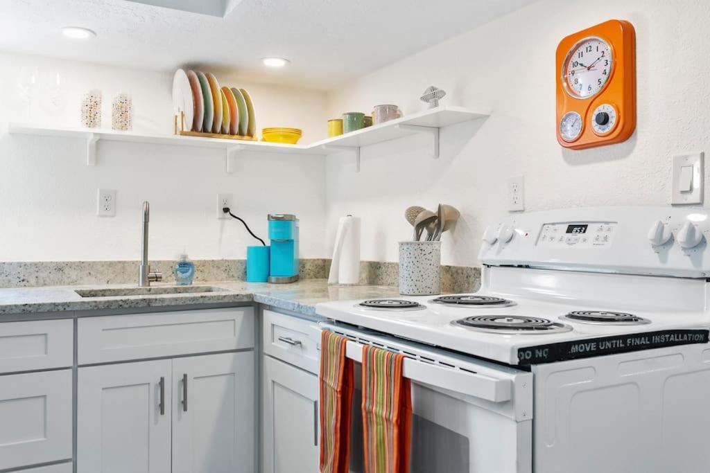 That 70'S Themed Apt Close To Coffee, Food + Shops Tampa Extérieur photo