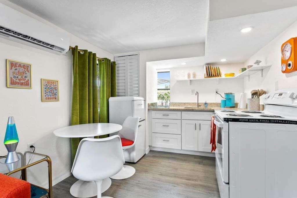 That 70'S Themed Apt Close To Coffee, Food + Shops Tampa Extérieur photo