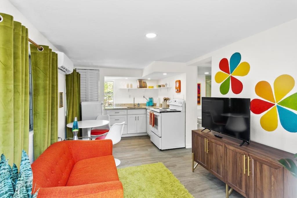 That 70'S Themed Apt Close To Coffee, Food + Shops Tampa Extérieur photo