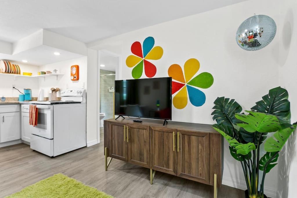 That 70'S Themed Apt Close To Coffee, Food + Shops Tampa Extérieur photo