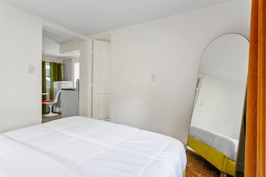 That 70'S Themed Apt Close To Coffee, Food + Shops Tampa Extérieur photo